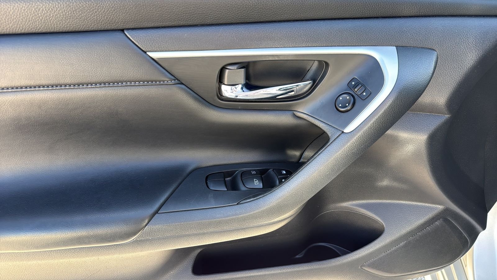Used 2017 Silver Nissan 2.5 SL image 8