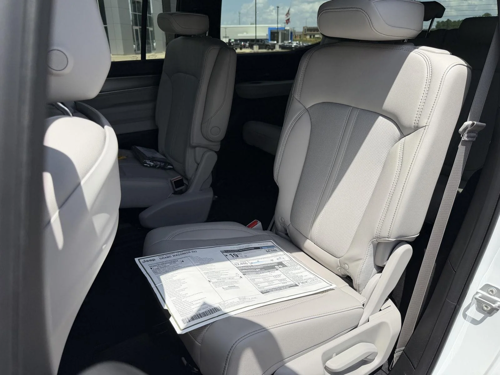 New 2026 Bright White Clear-Coat Exterior Paint Jeep 4x2 image 18