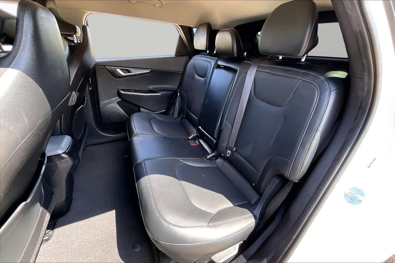 Used 2022 Snow White Pearl Kia Wind image 18