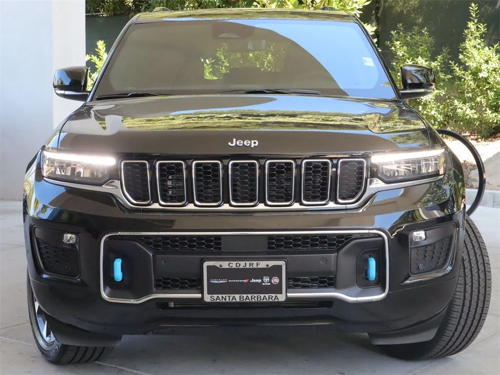 New 2023 Diamond Black Crystal Pearl-Coat Exterior Paint Jeep Overland 4xe image 3