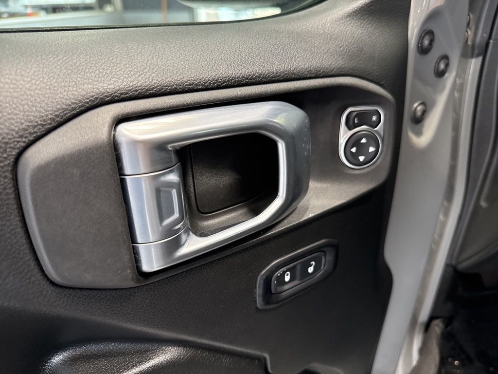 Used 2022 Gray Jeep Sport S image 11