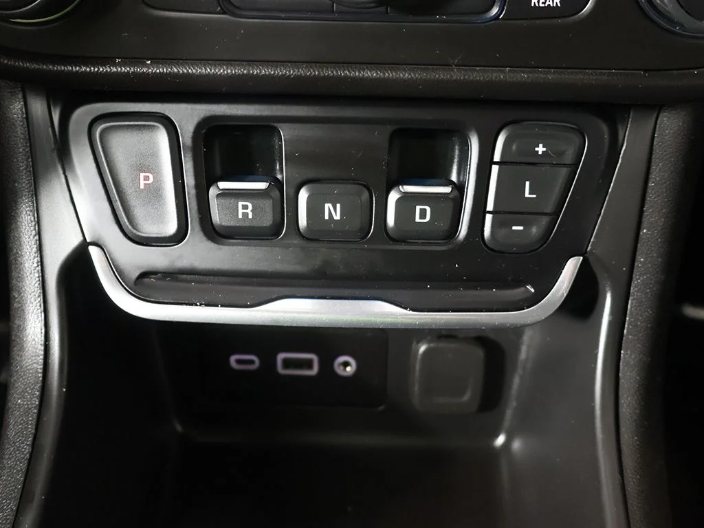 Used 2020 White GMC SLE image 36