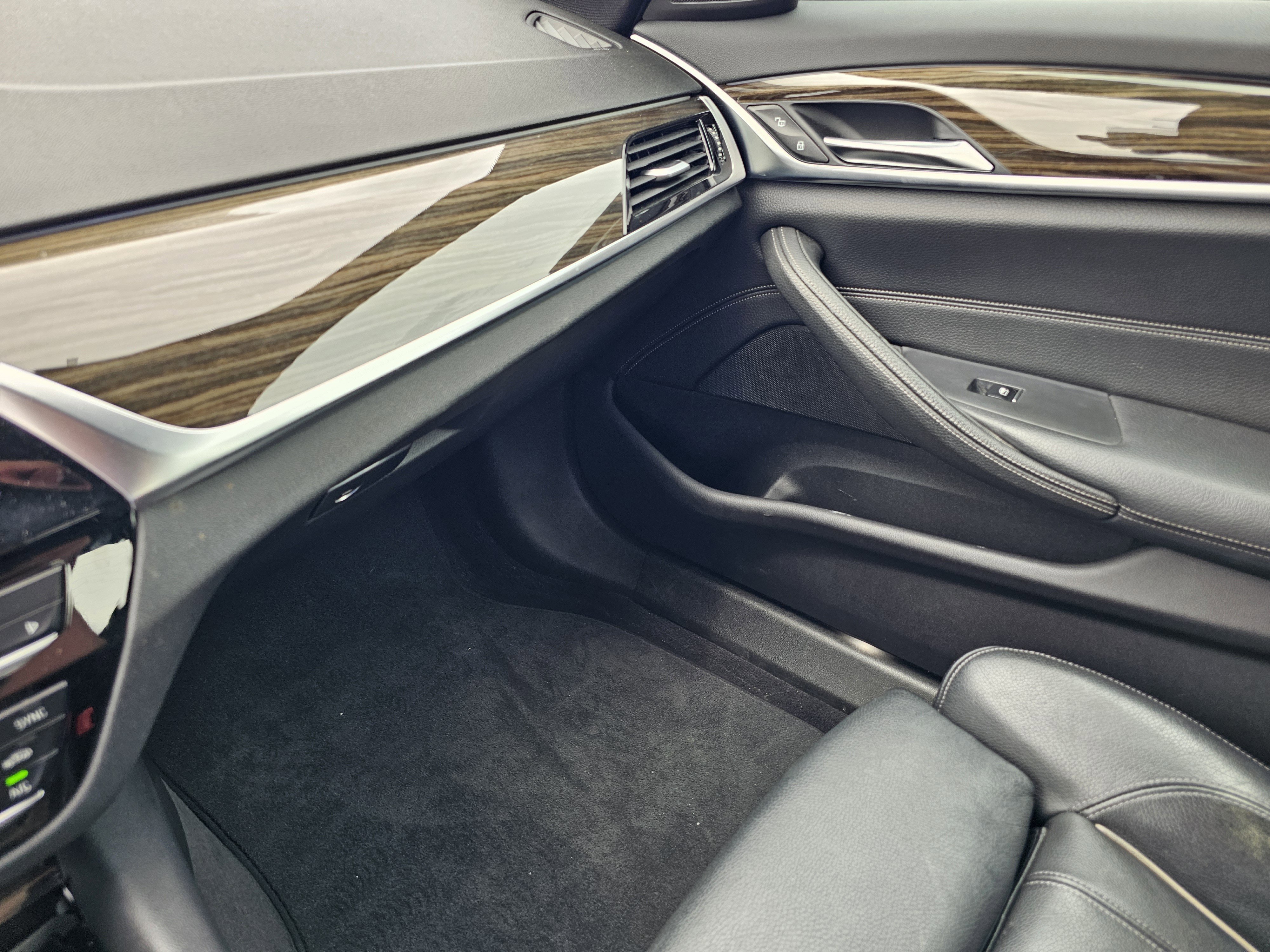 2019 BMW 5 Series 530e - Photo 27