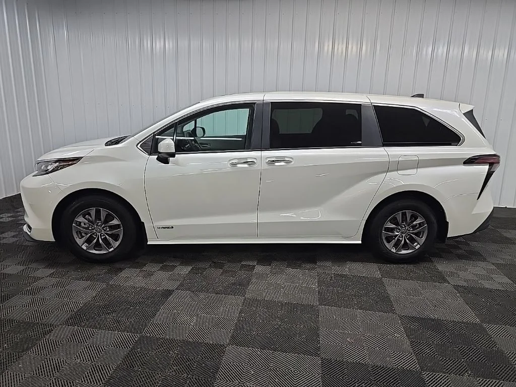 Used 2021 White Toyota XLE image 5