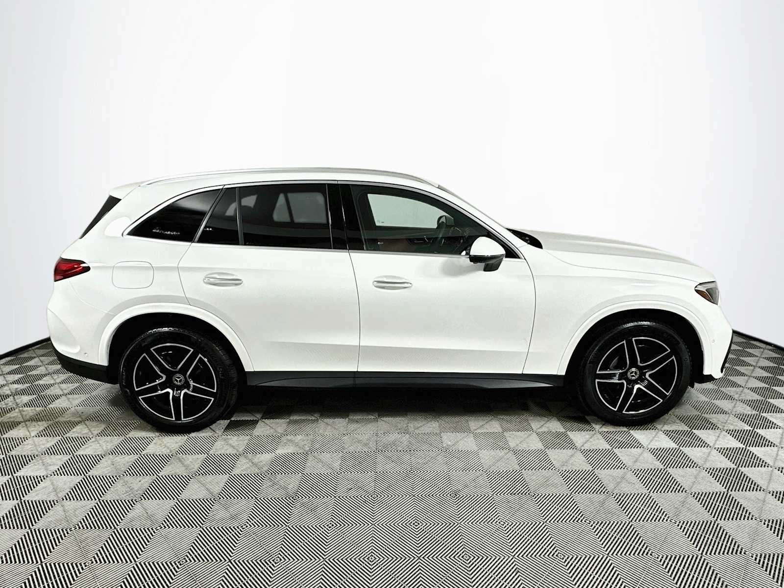 Used 2025 Polar White Mercedes-Benz GLC 300 image 8