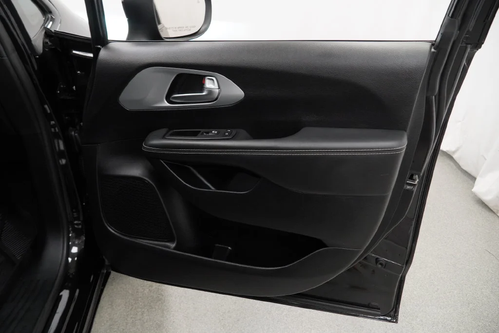 Used 2023 Black Chrysler Touring L image 44