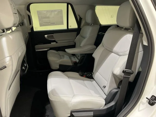 New 2027 White/off-white Ford Platinum image 23