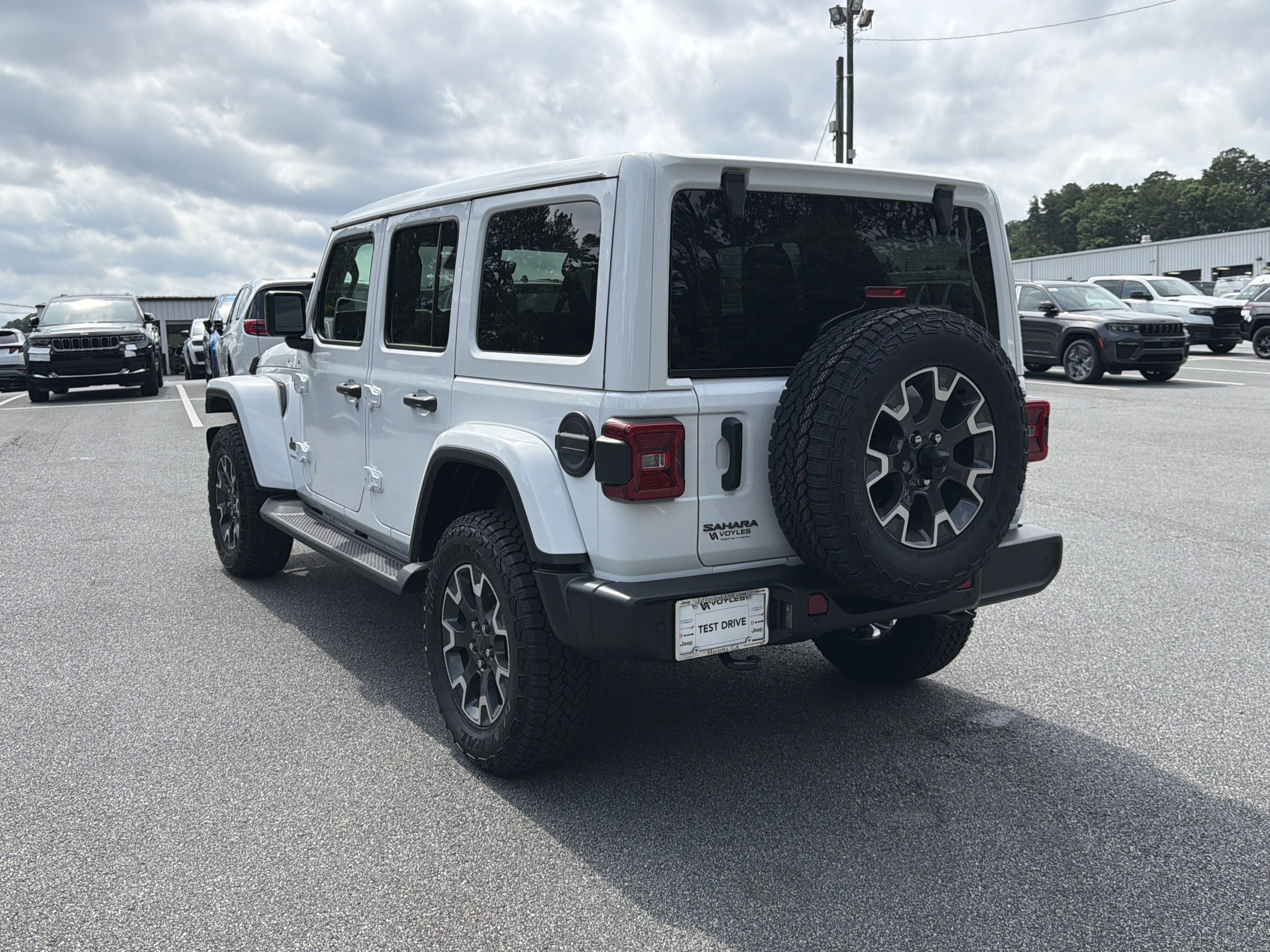 New 2026 Bright White Clear-Coat Exterior Paint Jeep Sahara image 6