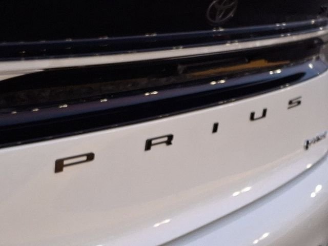 2026 Toyota Prius Plug-in Hybrid SE - Photo 15