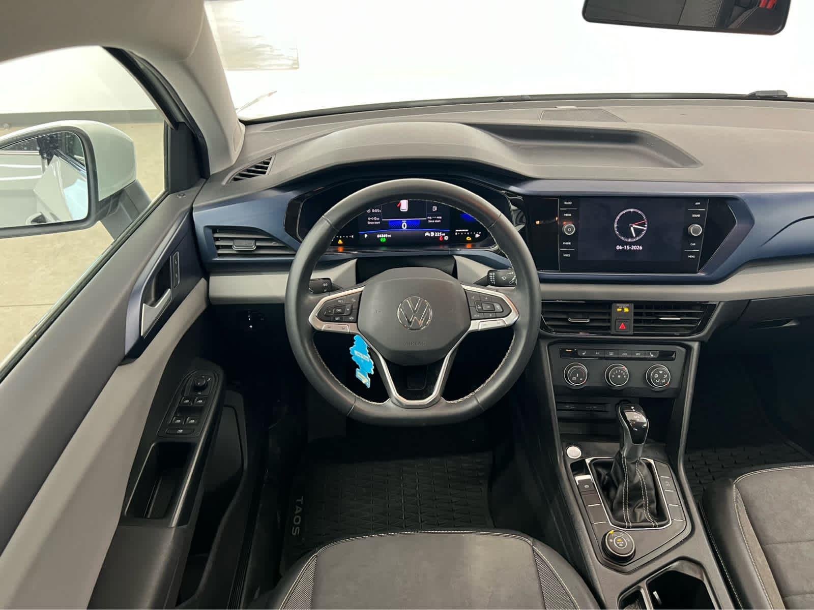 Used 2022 Pure White Volkswagen SE image 28