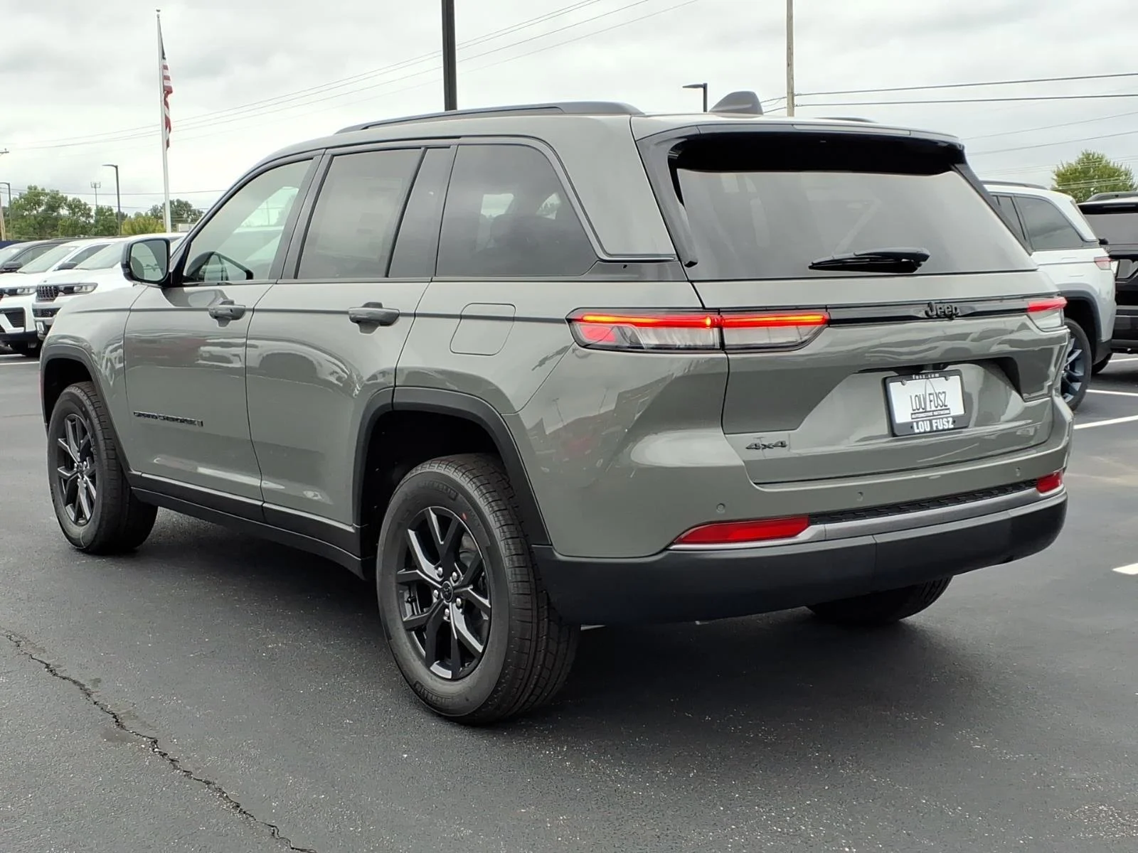 New 2027 Sting-Gray Clearcoat Jeep Laredo Altitude image 4