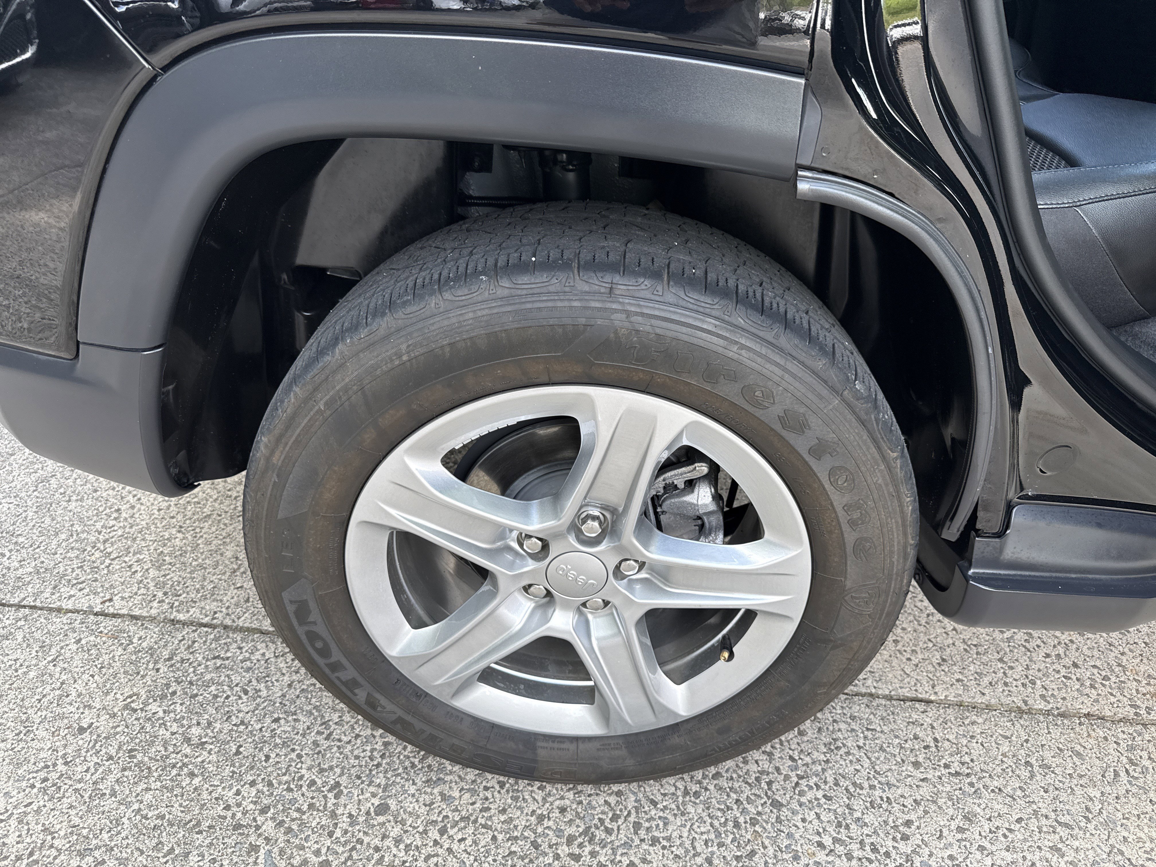 Used 2024 Diamond Black Crystal Pearlcoat Jeep Latitude image 17