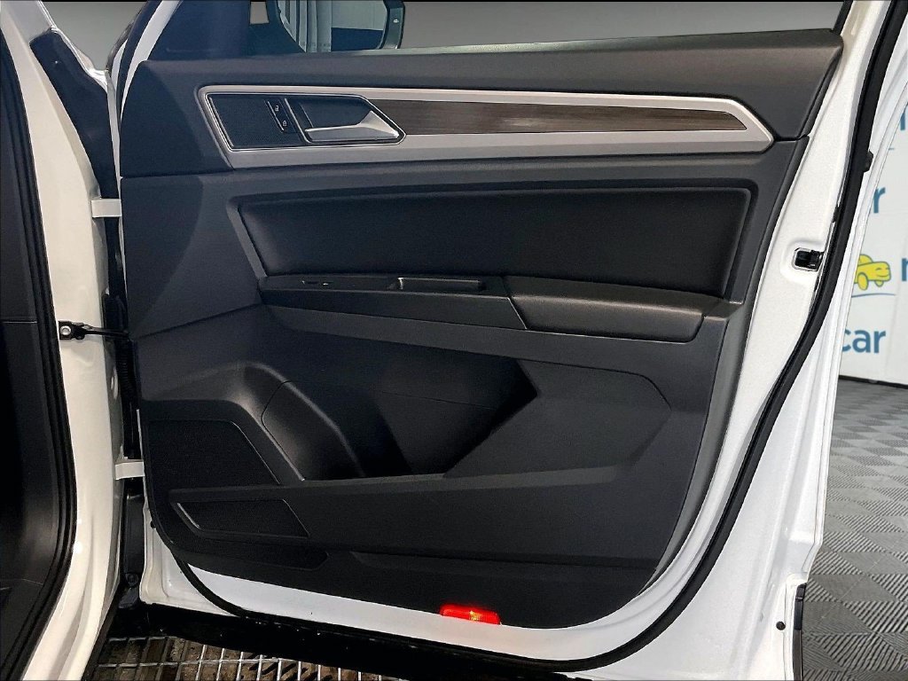 Used 2019 White Volkswagen 3.6L V6 SE image 12