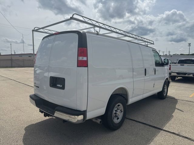 New 2026 Summit White Chevrolet WT image 4