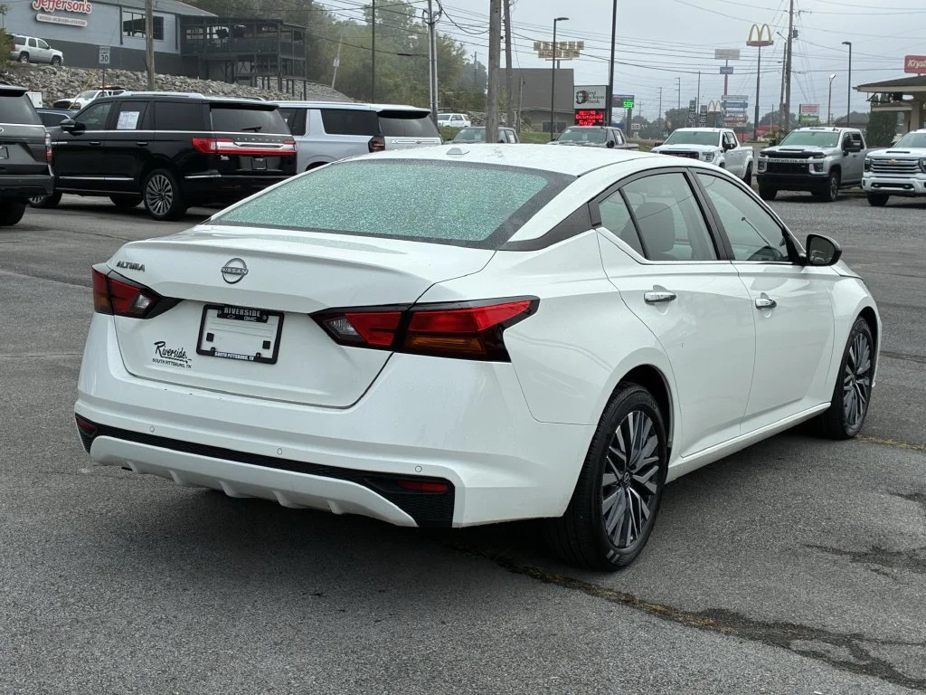 Used 2025 White Nissan 2.5 SV image 5