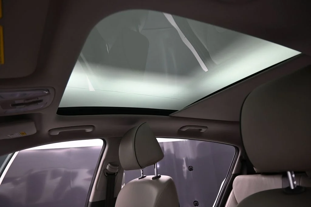 Used 2018 White Kia EX image 19