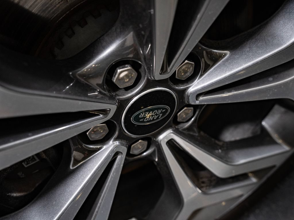 Used 2022 Fuji White Land Rover SE image 8