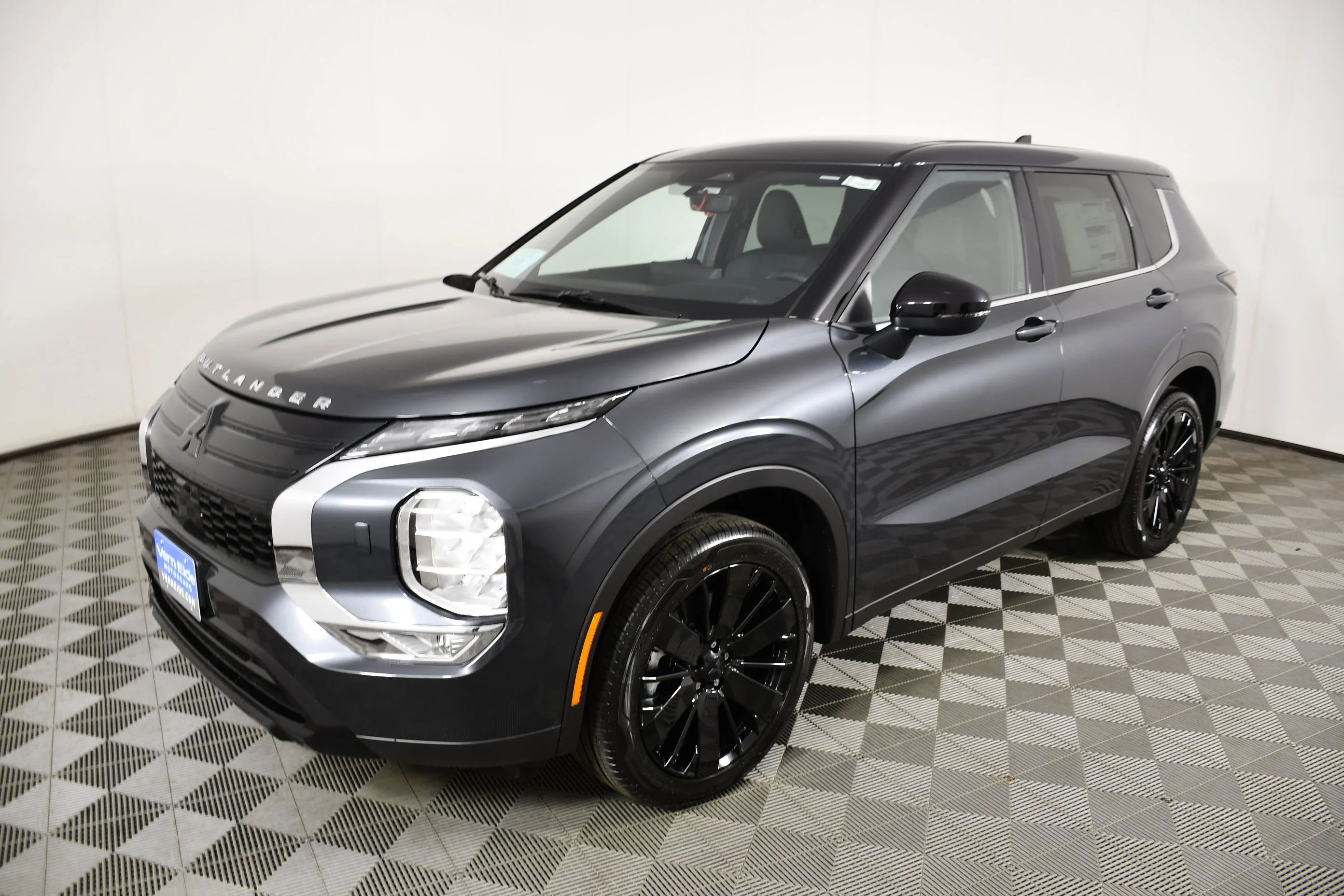New 2026 Graphite Gray Mitsubishi LE image 10