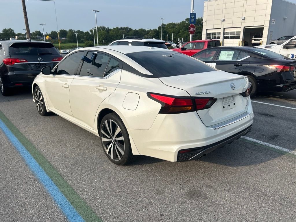 Used 2019 White Nissan 2.5 SR image 7