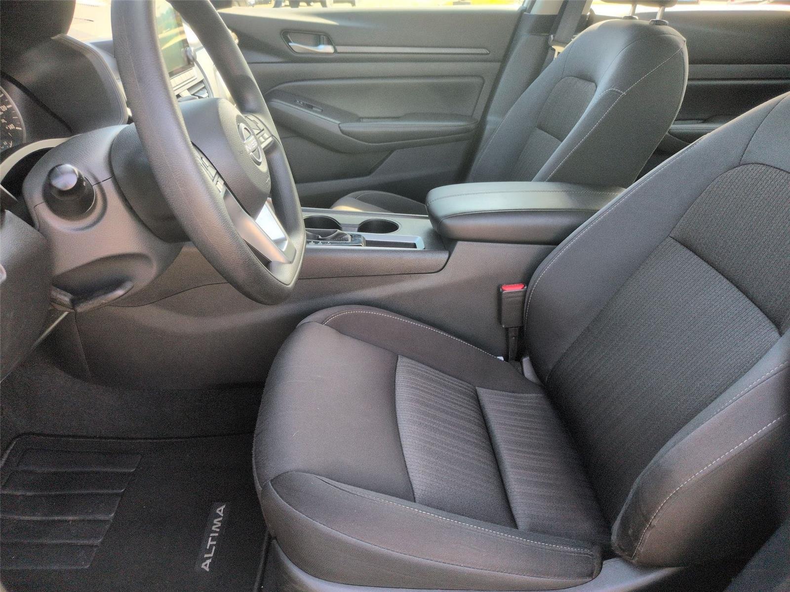 Used 2025  NISSAN SV image 18