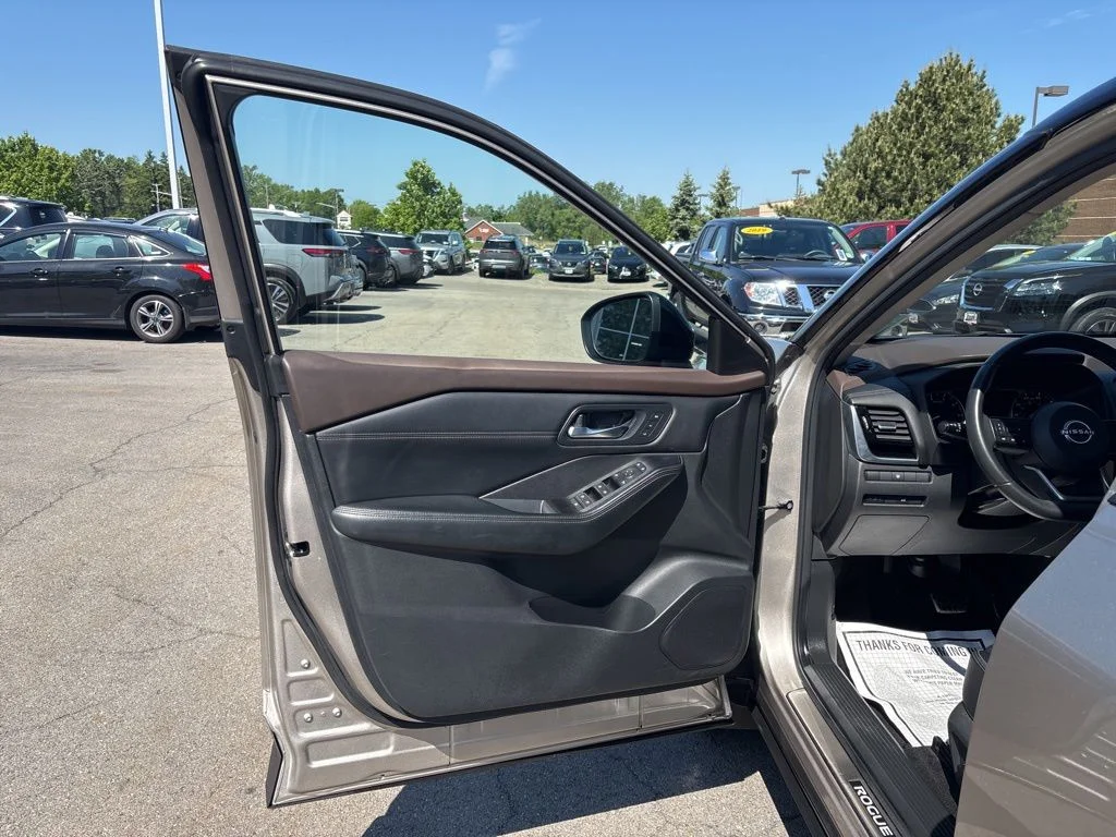 Used 2023 Gold Nissan SL image 19