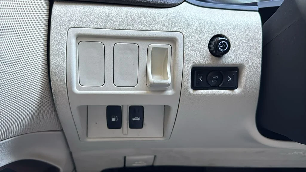 Used 2011 White Lexus 250 image 15