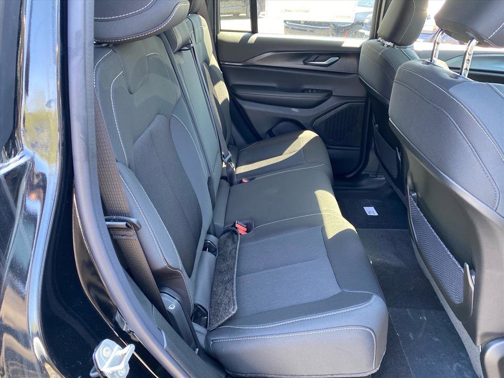 New 2026 Diamond Black Crystal Pearl-Coat Exterior Paint Jeep Laredo X image 16