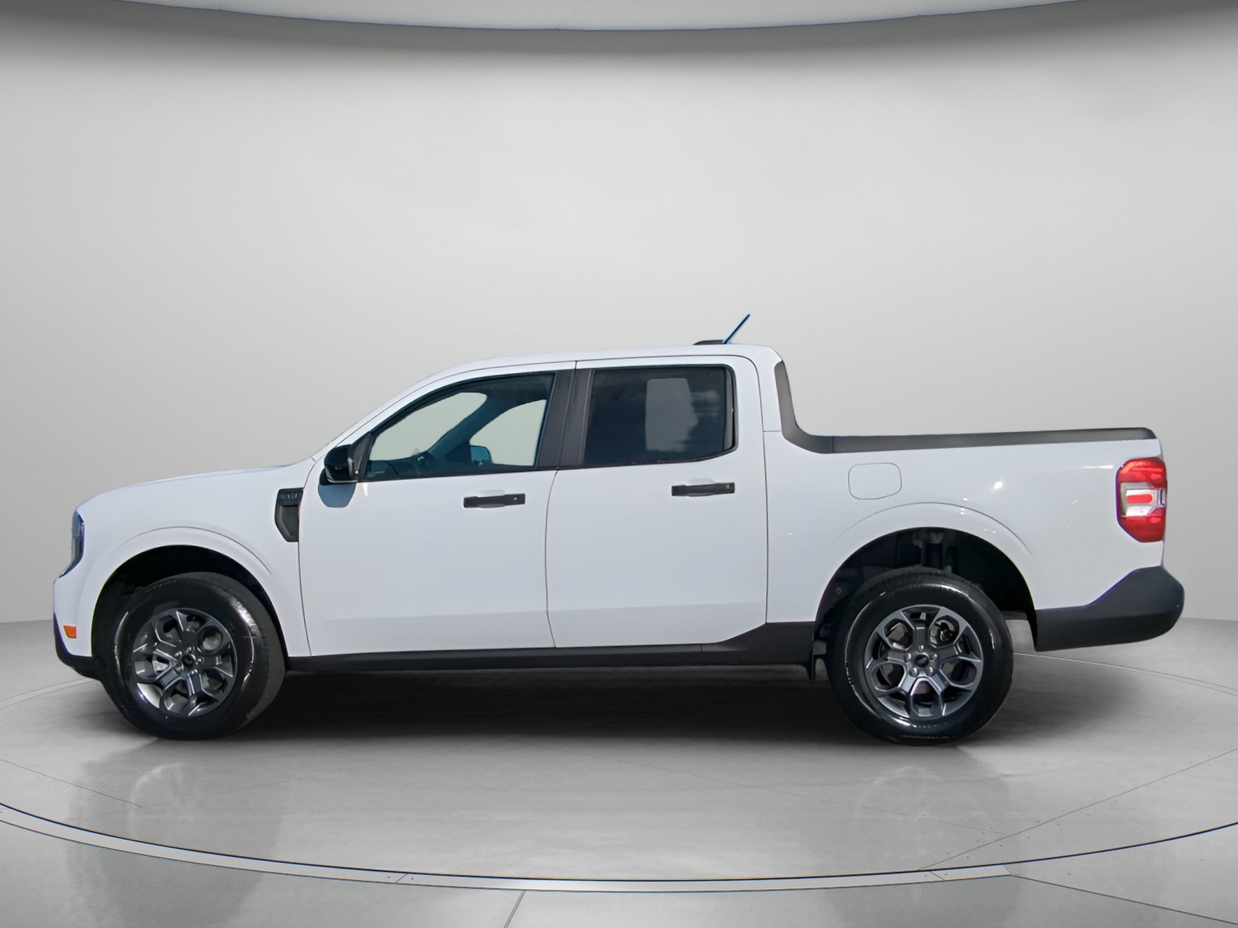 New 2026 Oxford White Ford XLT image 10