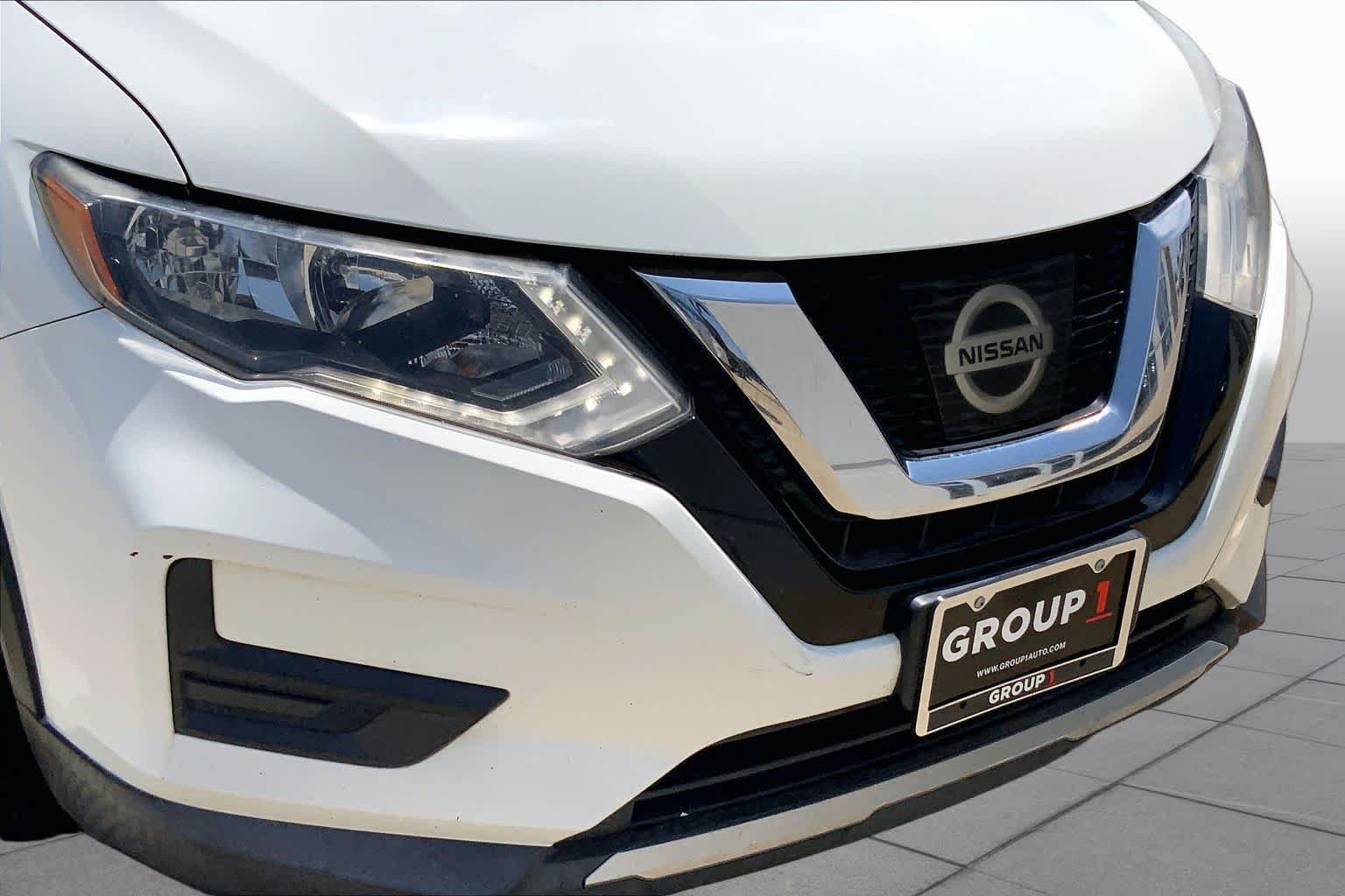 Used 2017 Glacier White Nissan SV image 28