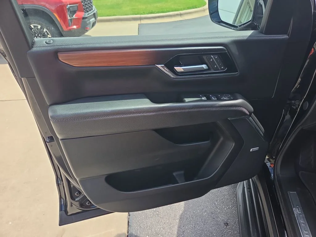2025 GMC Yukon Denali - Photo 27