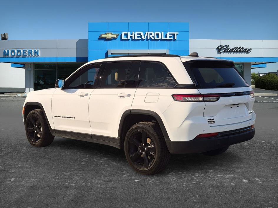 Used 2023 White Jeep Limited 4x4 image 3