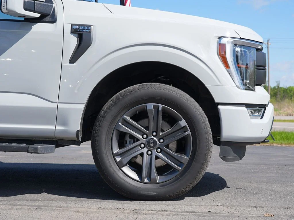 Used 2023  Ford Lariat image 11