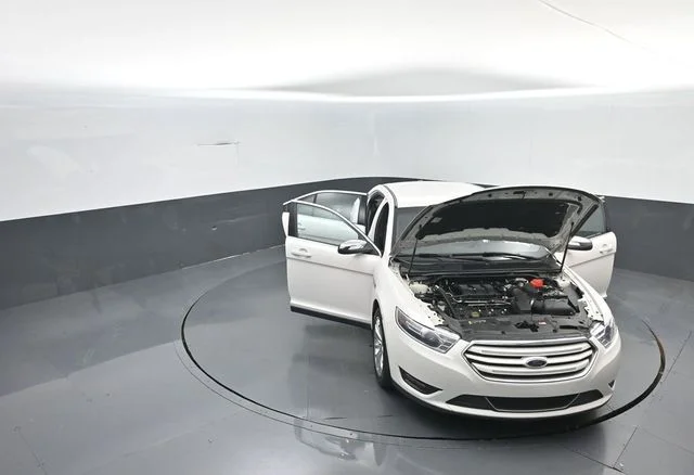 Used 2018 White Platinum Clearcoat Metallic Ford Limited image 43