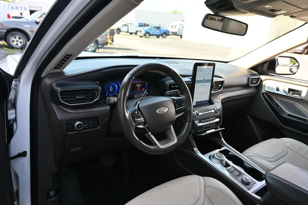 Used 2020 White Metallic Ford Platinum image 21