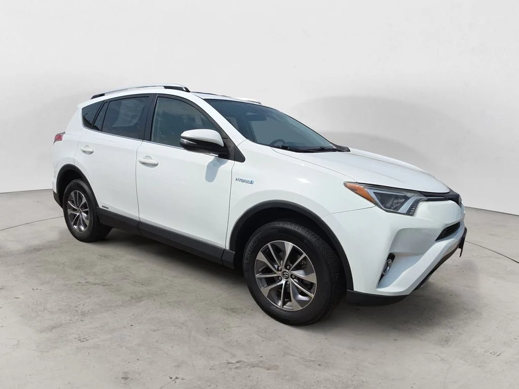 Used 2016 White Toyota XLE image 3