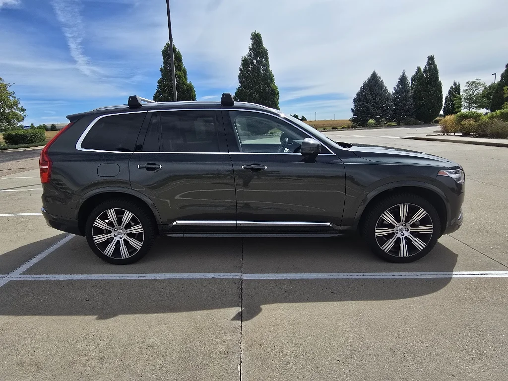 Used 2022 Pine Grey Metallic Volvo Inscription image 7