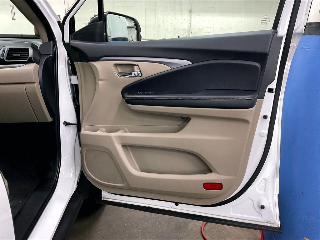 Used 2023 Platinum White Honda RTL image 12