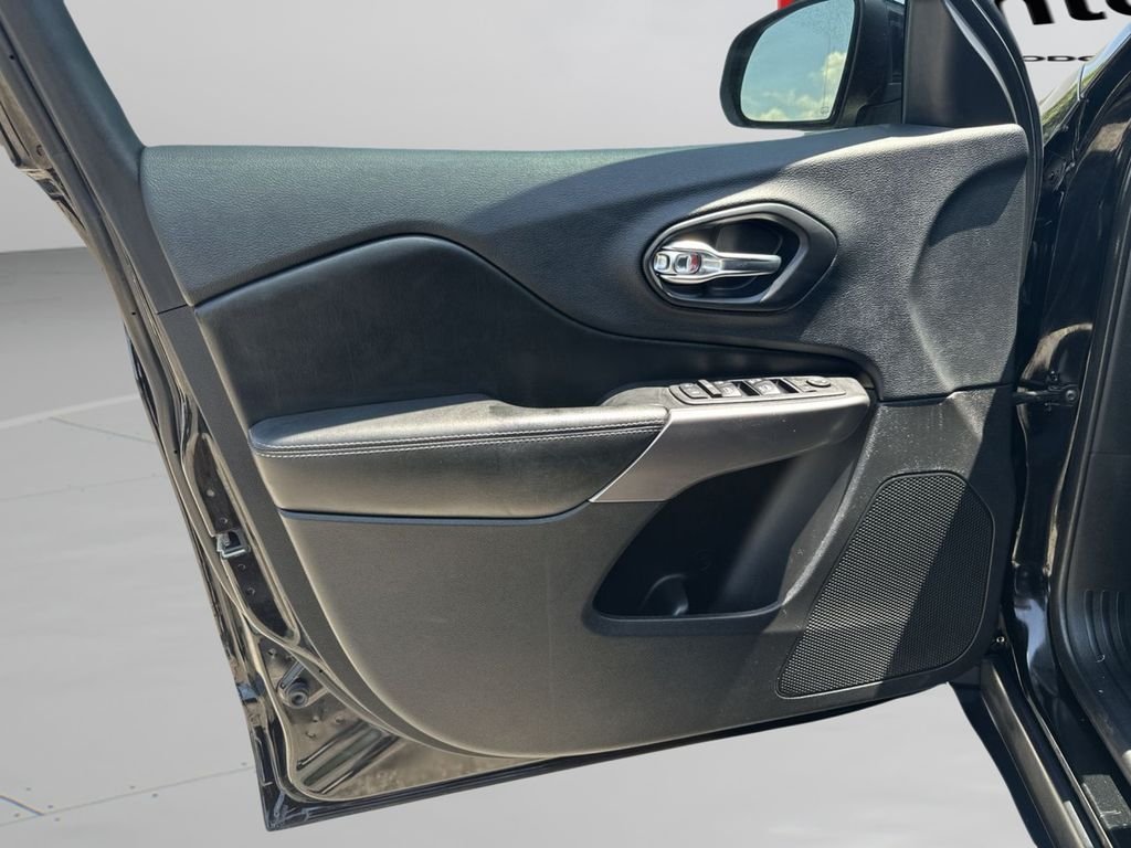 Used 2019 Black Jeep Latitude Plus image 20