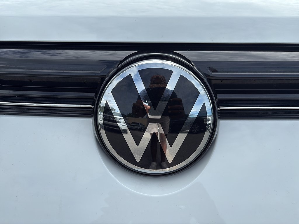 Used 2025 Pure White Volkswagen S image 26