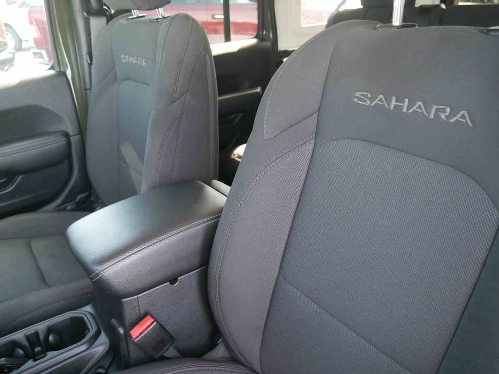 Used 2023 Green Jeep Sahara image 29