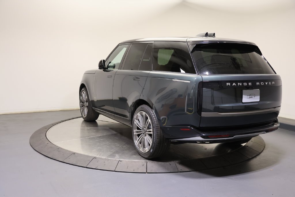New 2027 Belgravia Green LAND ROVER SE image 3