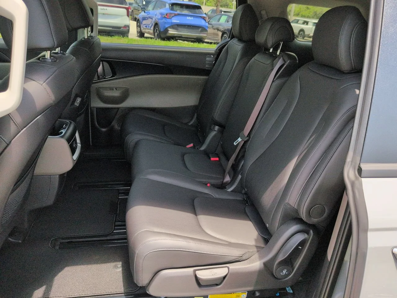 New 2027 Ceramic Silver Kia LXS image 17