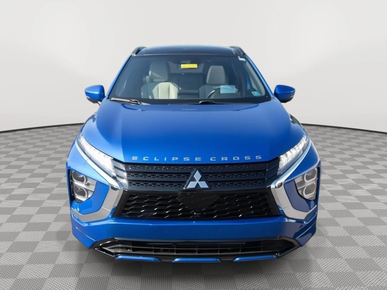 Used 2024 Lightning Blue Metallic Mitsubishi SEL image 2
