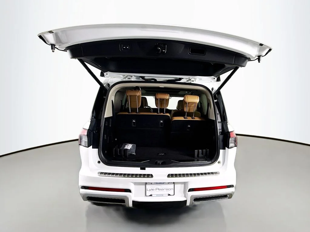 Used 2025 White INFINITI LUXE image 28