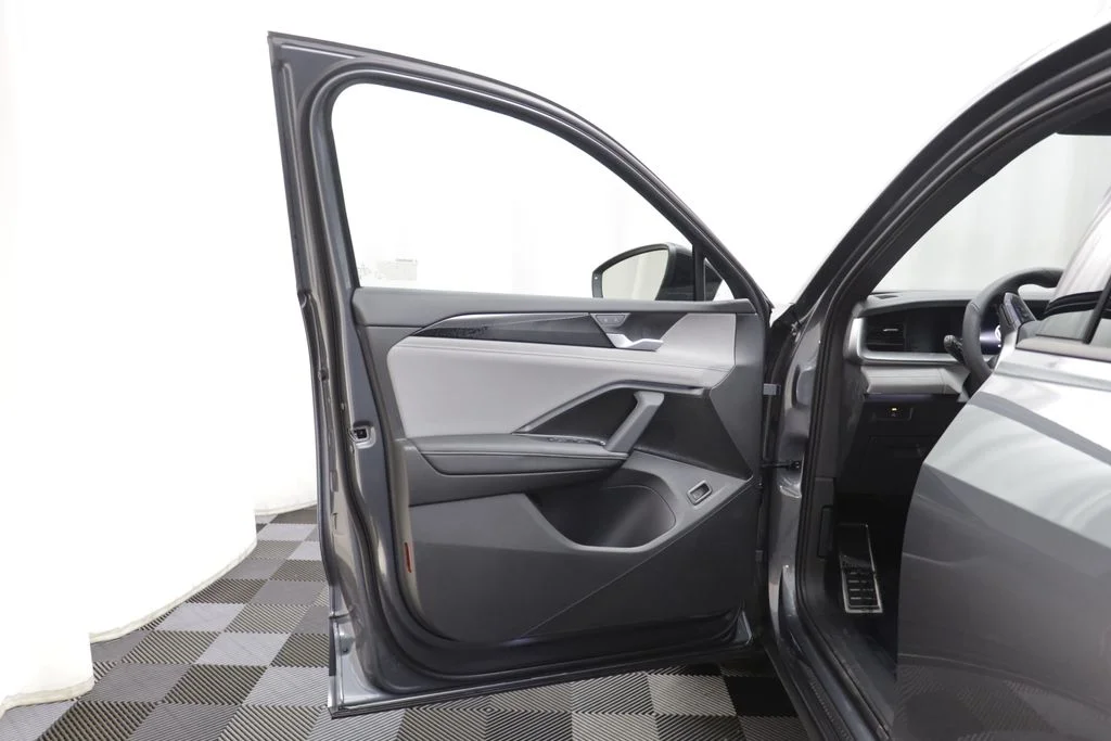 New 2026 Platinum Gray Volkswagen 2.0T SE R-Line Black image 5