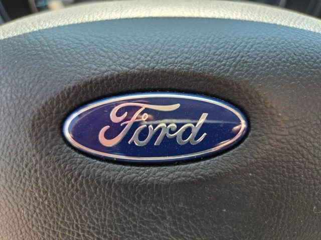 Used 2020 Diamond White Ford SE image 32