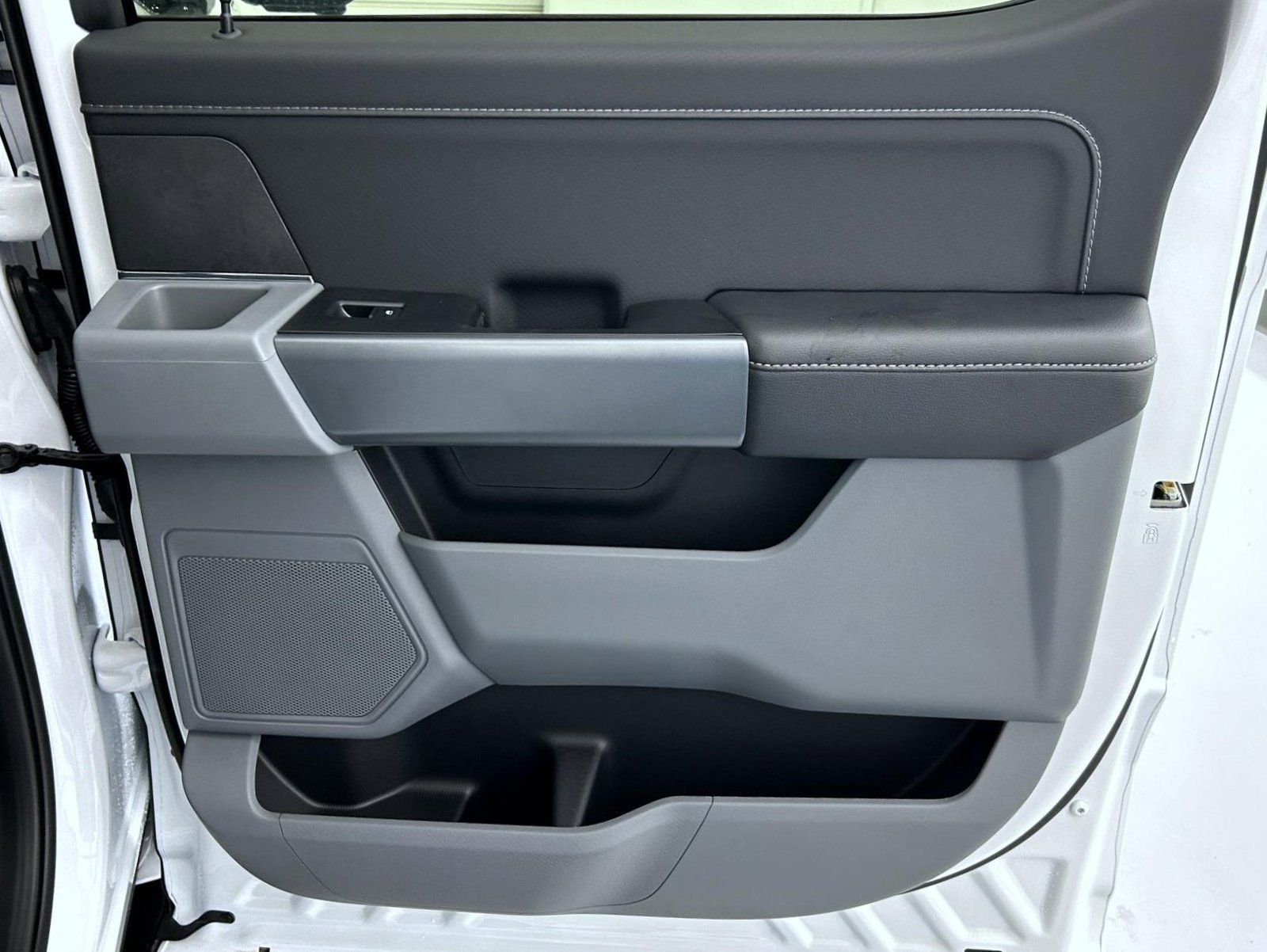 New 2026 Oxford White Ford XLT image 17