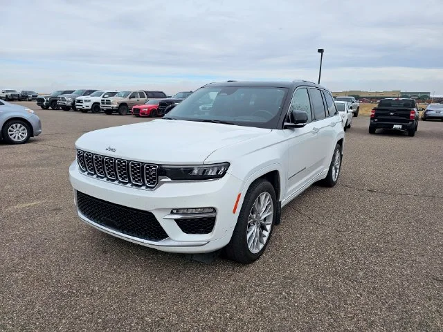 Used 2023  Jeep Summit image 2
