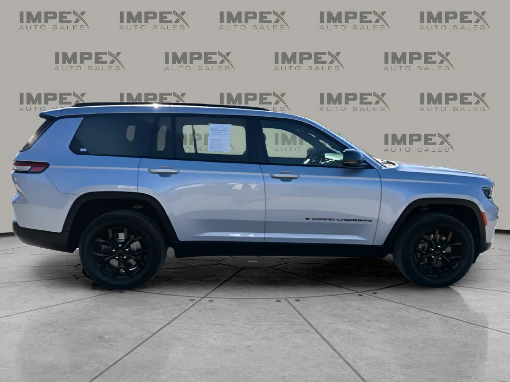 Used 2025 Silver Jeep Altitude image 6