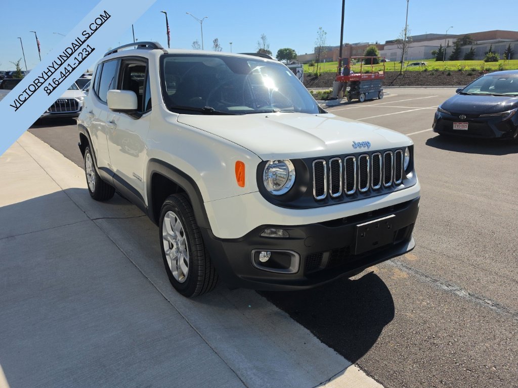 Used 2018 White Jeep Latitude image 4